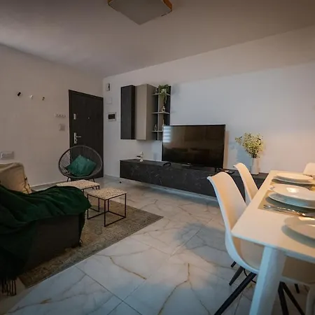 Seaside 2 Bedroom Modern Family Friendly Flat *
